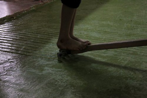 nellnewey:  sixpenceee:  The process of making olive oil soap in a factory in Syria.  Facebook | Instagram | Scary Story Website  crazy 