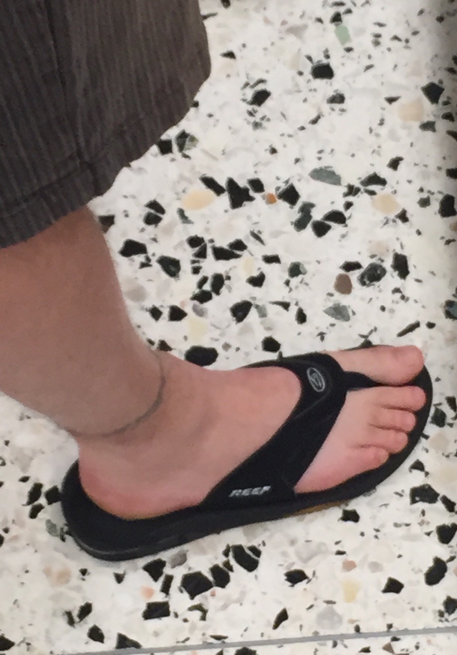 tallgamnsf:  Straight young feet at the HNL airport