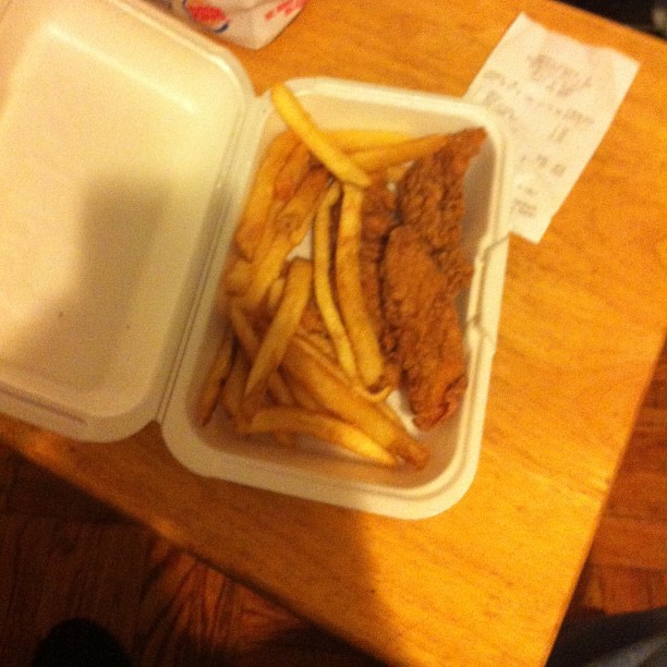 #applebees let&rsquo;s play a game. Guess how much this small ass &ldquo;platter&rdquo;