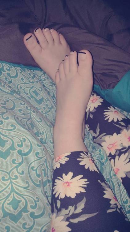 feeter-happier: Girlfriends toes! First time pic.