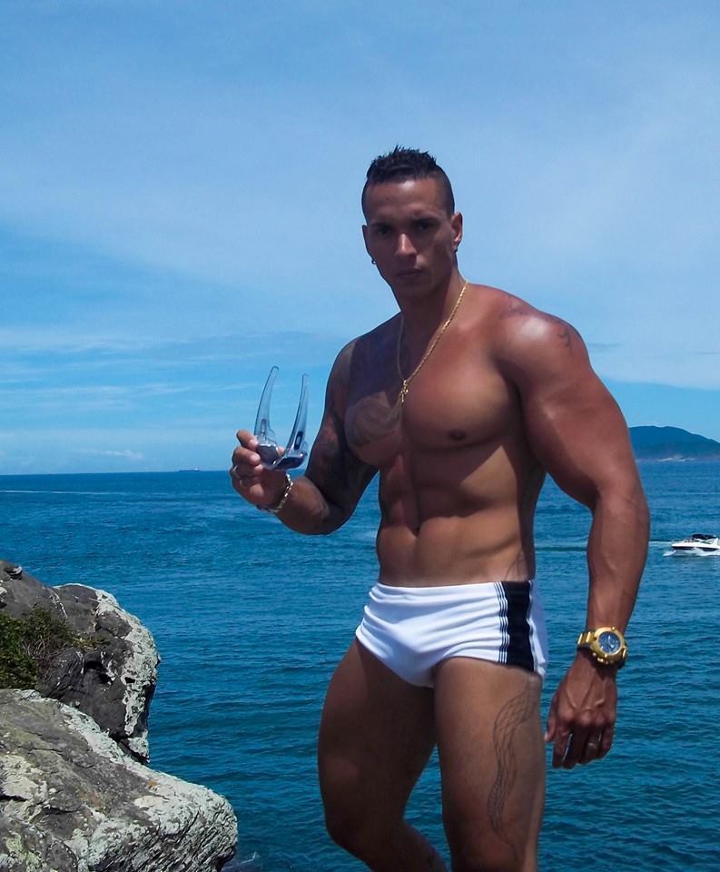 mauriciosouzafilho:  Macho é sempre bom. De pau duro, melhor ainda!