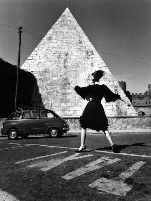 Fashion - Pyramide - Rome © William KLEIN