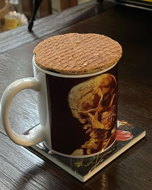 wanderthewood:  Tea and Stroopwafel by d.m.zultowski