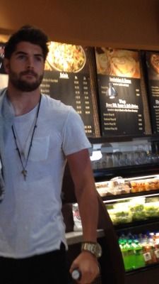 nickbatemanfan:  Heey! Could you tell me if this is Nick? I ran into him in PHX airport a few weeks ago, he was so handsome I HAD to take a pic of him but I had no idea he was a model… Is he?  Yep!