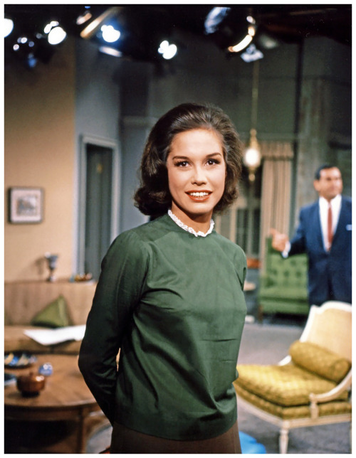 R.I.P. Mary Tyler Moore…actress, dancer, comedienne, activist, icon. (b. Mary Tyler Moore; De