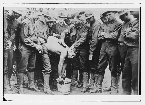 trenchmints:US soldiers routing the “cooties” on the Western Front.  Cooties was a term used for lic