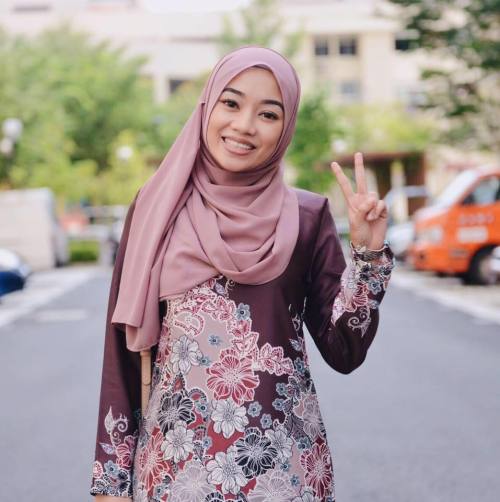 mat62: There is just something about girls wearing hijab that makes me go crazy. lucky i have a hija