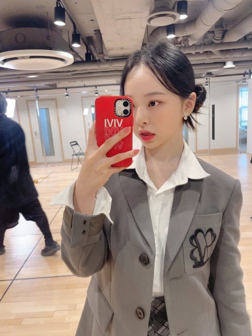 [] 220523 | ViVi’s Fab update - ViVi Because these days I can’t keep watching live broadcast on Quee