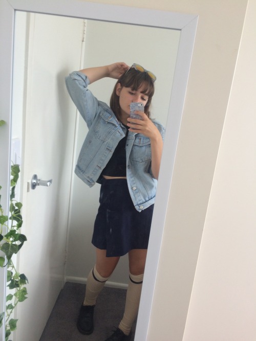pockhy:  another ootd bc dang   jacket - vintage guess skirt - american apparel  socks - from japan!  🔥🔥