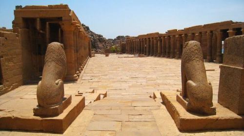 amntenofre:Temple of the Goddess Isis at Philae (now on the Agilkia island):the two protective gua
