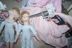 rottinglace:  @rottinggirlsrestingplace ehh look look our matching sweetheart dolls &lt;3