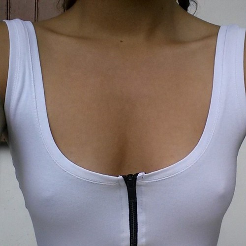 nobrarevolution: #freethenipple ft lame ass collarbones ノーブラ浮き乳首　#braless #nipples