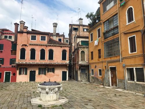 Venezia; beltà lusingatrice e ambigua – racconto di fate e insieme trappola per i fores