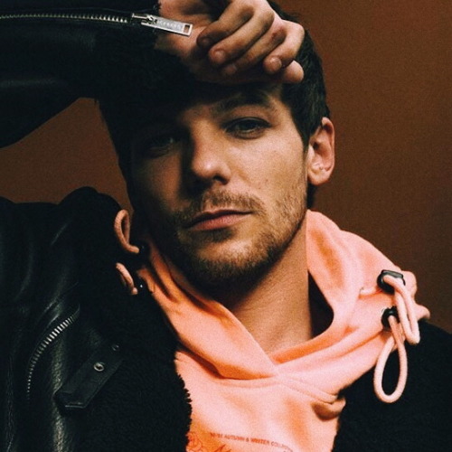 Louis Tomlinson + Harry Styles / Larry Stylinson 😻 © On Twitter @twoghrosts Or Like {headers Aren’t