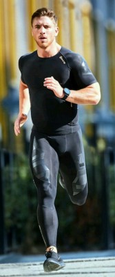 davidmuhn:  Sexy Muscle Guy running in tight pants showing bulge