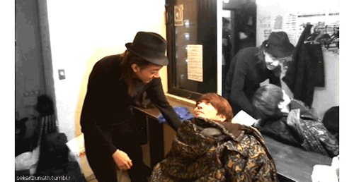 sekarzuriath:  cute maknae and hyung moment <3 