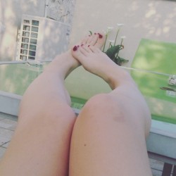 vos-pieds-mademoiselle:  J’menuie sur ma terrasse :( #video #instamoment #ennuie #galere #girl #smile #grimace #pieds. 