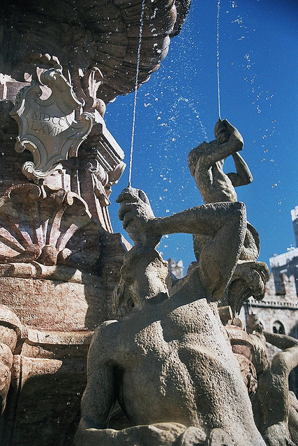simobutterfly:La fontana del Nettuno a Trento by giorgio_coraggio on Flickr.