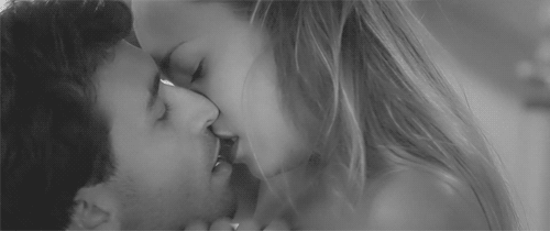 exhibitionistatheart:  Kiss me ❤️