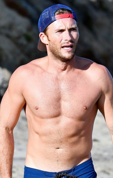 Scott Eastwood on the beach in Los Angeles www.vjbrendan.com/2017/08/scott-eastwood-on-beach-