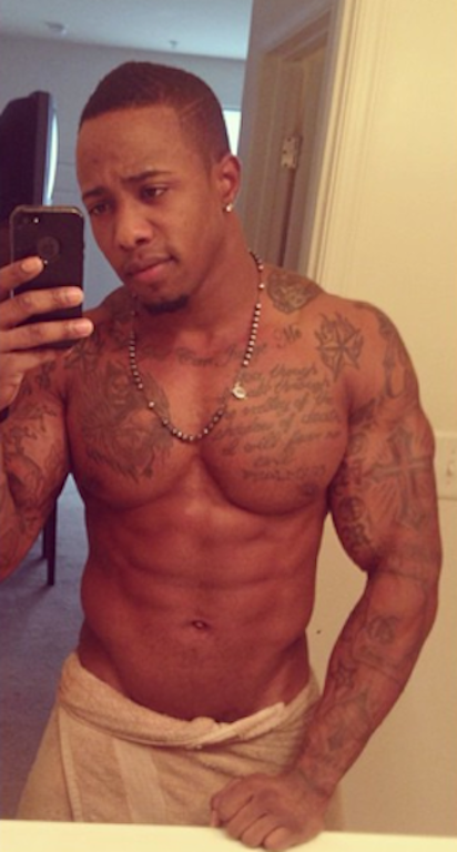Dam his tatts an body is hot mmm
