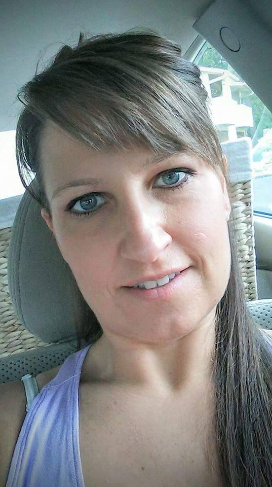incest-erotica:  this my mom i go through her phone and send her pics to mine please
