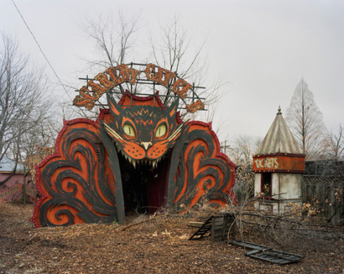 jasonfnsaint:Scaredy Cat Club Spook House (Detroit, Michigan)I have a thing for abandoned amusement 