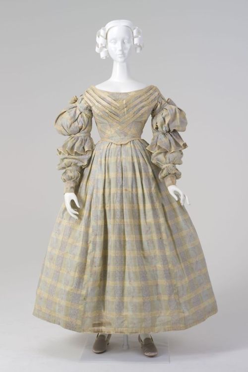 lesmiserablesfashions: Day dress c. 1835 [x]
