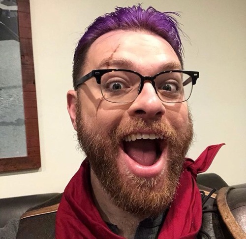 travis-mcelroys-nails:“MAGNUS! #SOMEdnd” [image description: a selfie of Travis, a light