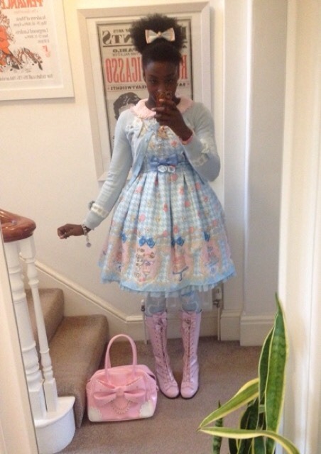 sakuramoments:  Outfit for pancake consumption Much sweeter than I’ve been in a while  I love this d