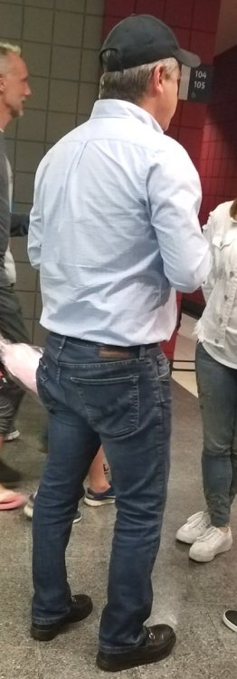 dilferotica:Concert daddy Looking good in those jeans!