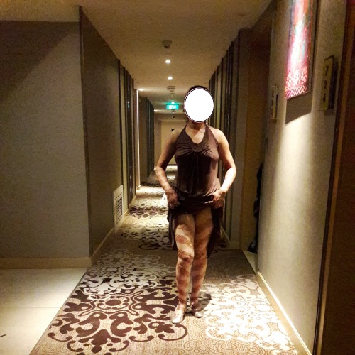 pankhurikunallkoblog:  Exposing in hotel’s corridor ….