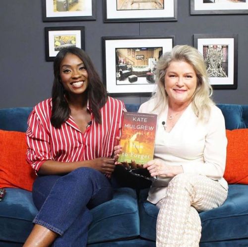 #KateMulgrew with Lola Ogunnaike, host of Couch Surfing on People TV. Kate’s new book #HowToFo
