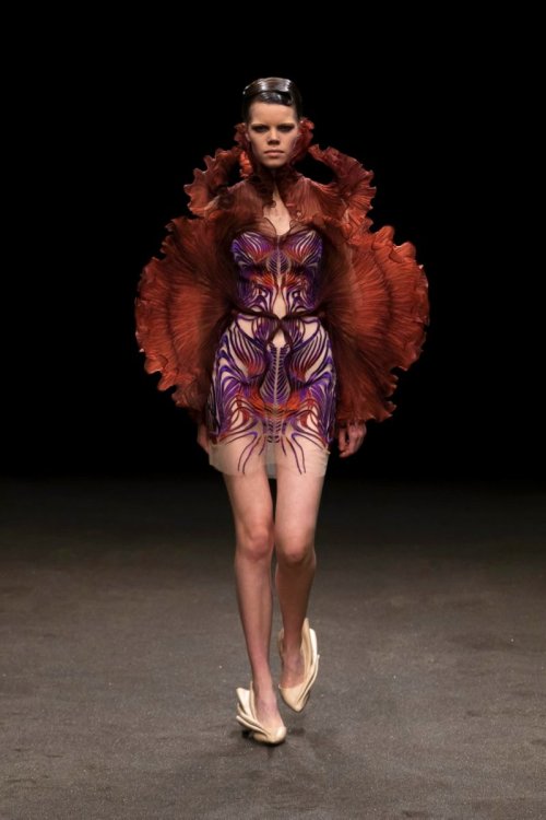 Iris van herpen SS21 ~ Roots of rebirthThis collection is so ethereal and is inspired by fungi. Its 