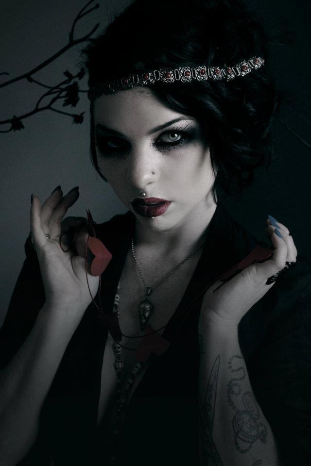 victorian-goth:  Victorian goth http://victorian-goth.tumblr.com/ 