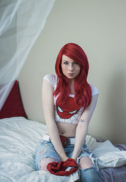 aliyarosephoto:  Oh hi, Tiger…Cosplay: Mary Jane Watson, based on the art by J Scott Campbell.  [So pleased with how this came out!!!]