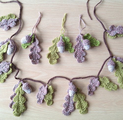 Free Crochet Pattern: Acorns & Oak Leaves by Jelly Designs