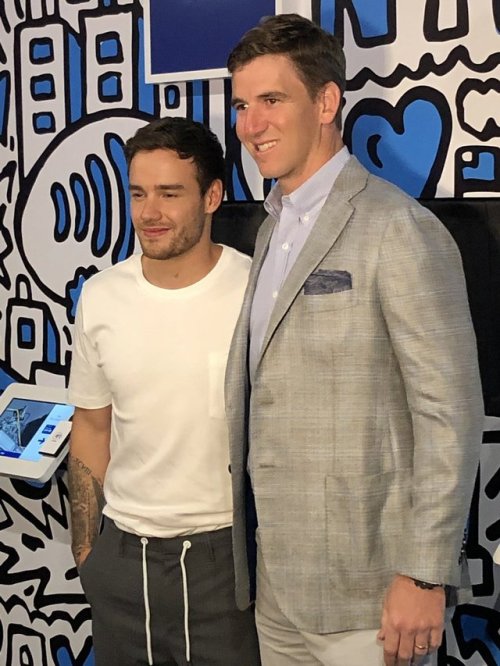 thedailypayne:@RVacchianoSNY: Eli Manning hanging with @LiamPayne at the @Visa Tap Room in NYC.