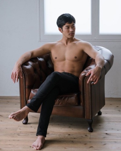 hotdogsfordinner:Japanese stud Riku Yuasa and his favorite chairIG:  rikuyuasa