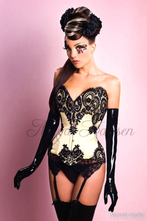 sexy-in-corset:  Corset      corsets