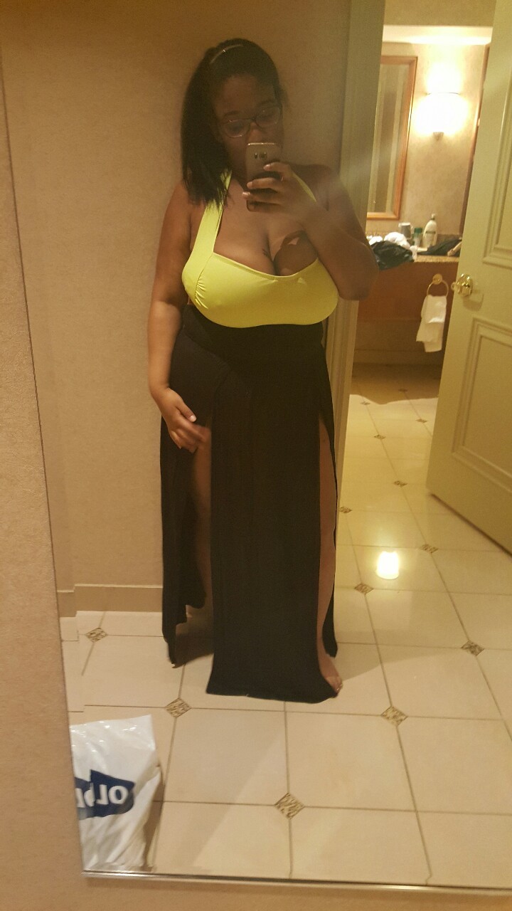 mrsmashadams:  missbuttercupifurnasty:  Pool bound  👀