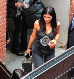 Jenner-News:  May 30: Kylie Leaving Pacsun In Santa Monica, Ca.