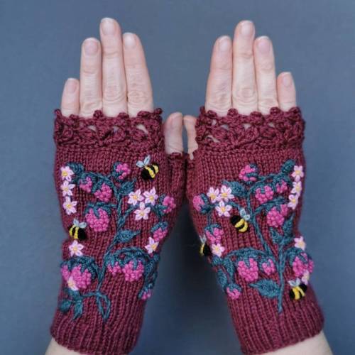 figdays:Embroidered Flowers and Bees On Knitted Gloves // nbGlovesAndMittens x // x // x  x // x // 