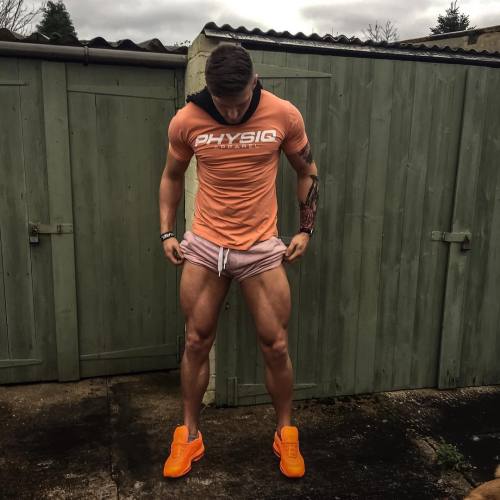 jockboyfriends:  Fuck those legs!!