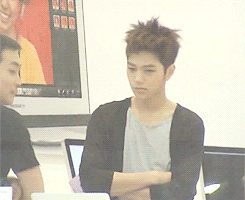 chandoo:  myungsoo testing out the computers at concierge/the apple store   