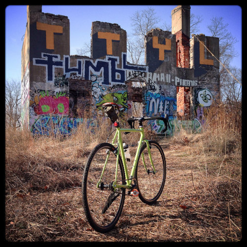 highfivingrobots:kinkicycle: Green Surly and The Cliffs by Mr. Biggs on Flickr. Philly.