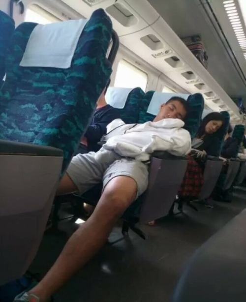 sgboyssss: Sleep and hard in train  혼자보기 아까우니 리블ㅋ개존잘에 대물이다&hellip;대륙이겠지