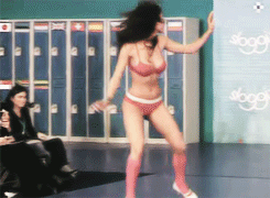  Mel Fronckowiak representa o Brasil em concurso estrangeiro, sambando. 