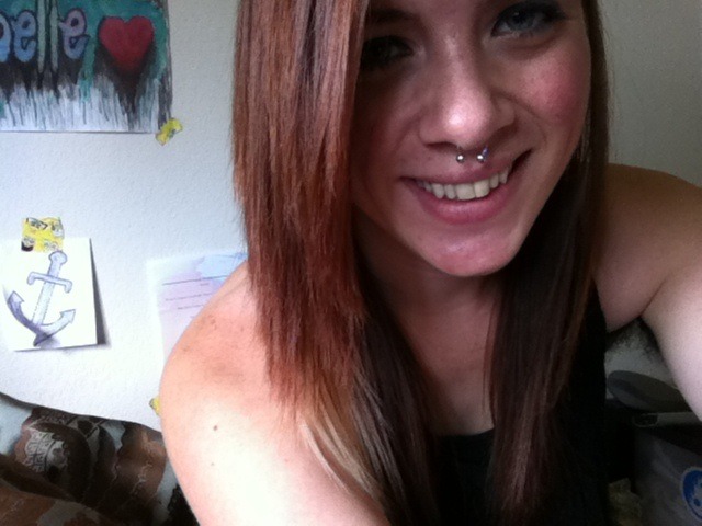 leanbh-blath:  hehe you can see my hairy pit :))  my girl of the week:)