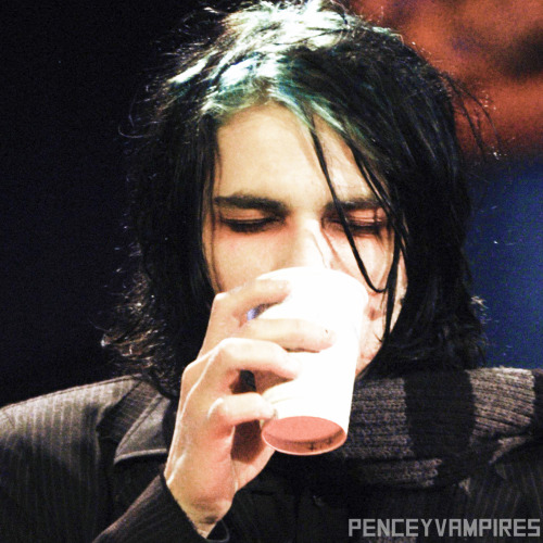 penceyvampires:  Gerard Way + Turquoise roots [ x ] 